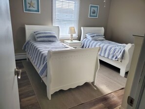 5 bedrooms, iron/ironing board, WiFi, bed sheets