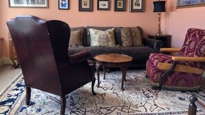 Ein gemütliches Wohnzimmer mit einer Couch, Sesseln und einem Couchtisch.