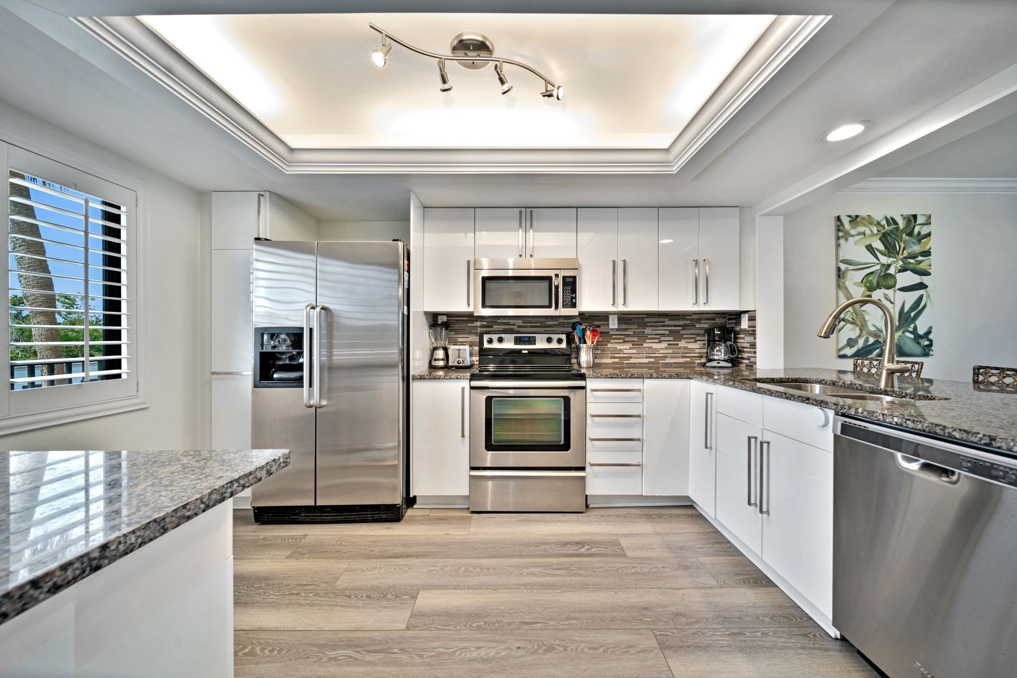 Kylskåp, mikrovågsugn, ugn och spishäll