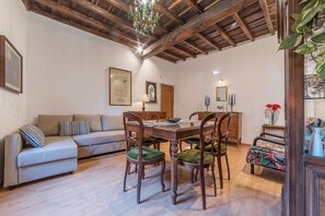 Interior - GuestHost - Comfortable apartment located on the fifth floor WITHOUT lift.It comfortably accommodates 2 people in 60 square meters of space with a double bedroom.Located in the oldest and most characteristic heart of the historic center of Rome, overlook (Roma)