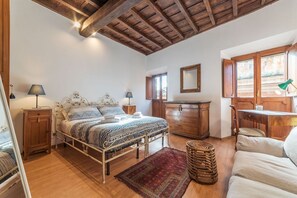 1 bedroom, iron/ironing board, WiFi - GuestHost - Comfortable apartment located on the fifth floor WITHOUT lift.It comfortably accommodates 2 people in 60 square meters of space with a double bedroom.Located in the oldest and most characteristic heart of the historic center of Rome, overlook (Roma)