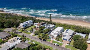 A coastal residential area with modern houses, a beach, and a clear view of the ocean. - Saltwater Beach House (Yaroomba)