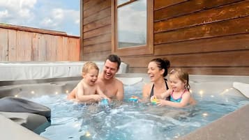 Bañera de hidromasaje al aire libre