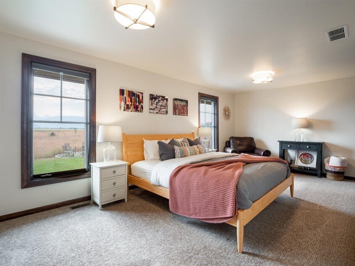 4 bedrooms, desk, iron/ironing board, travel cot