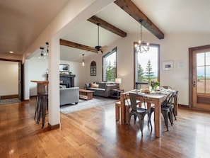 Fernseher, Kamin, Bücher, Arbeitsbereiche