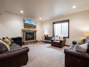 TV, fireplace, books, offices - Grand View — Targhee Ski Resort, Jackson, Hot tub (Tetonia)