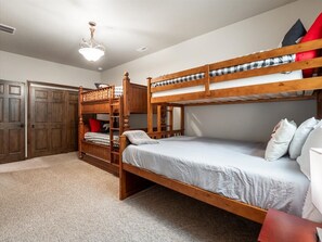 4 bedrooms, desk, iron/ironing board, travel crib - Grand View — Targhee Ski Resort, Jackson, Hot tub (Tetonia)