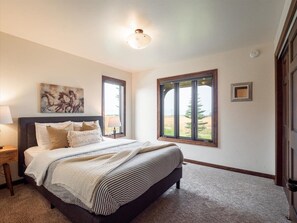 4 soverom, skrivebord, strykejern/-brett og reiseseng for barn