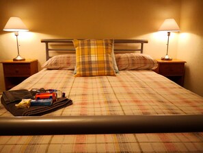 Individually decorated, individually furnished, desk, laptop workspace - Tartanrooms (Edinburgh)