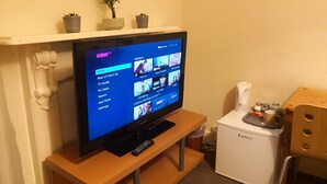 Double Room, Non Smoking (3) | Coffee and/or coffee maker - Tartanrooms (Edinburgh)