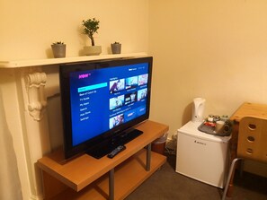 Double Room, Non Smoking (3) | Coffee and/or coffee maker - Tartanrooms (Edinburgh)