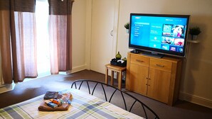 Double Room, Non Smoking (4) | Television - Tartanrooms (Edinburgh)