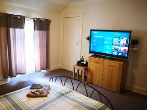 Double Room, Non Smoking (4) | Television - Tartanrooms (Edinburgh)