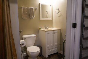 Un bagno compatto con il water, un lavandino e un armadietto.