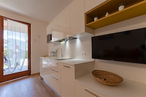 Refrigerador, microondas, placa de cocina, lavavajillas
