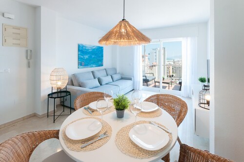 Apartamento cogedor con estilo mediterráneo, a pocos metros de la playa. Terraza con vista al mar.-ALQUILER SOLO FAMILIAS
