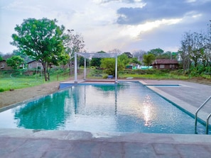 Outdoor pool - Pachmarhi Foothill Cottages by Vanyum (Pipariya)