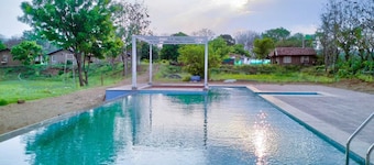  WOW STAYZ2 Pachmarhi Foothill Cottages