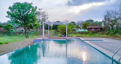 WOW STAYZ2 Pachmarhi Foothill Cottages