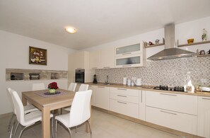 Kühlschrank, Ofen, Geschirrspüler, Wasserkocher mit Kaffee-/Teezubehör