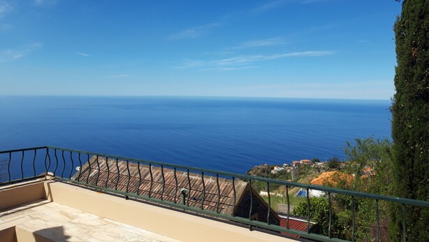 A balcony with a view of the sea and a distant village. - Villa Tomito, Arco da Calheta (Arco da Calheta)