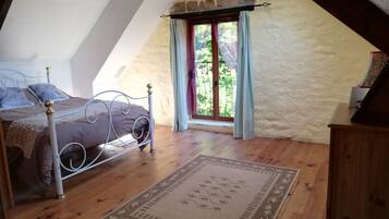 2 quartos, berço de viagem, Wi-Fi de cortesia, roupa de cama