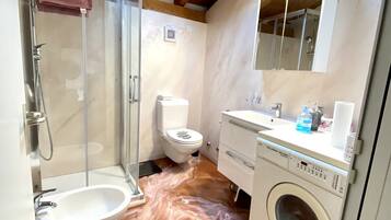 Dusche, Haartrockner, Bidet, Handtücher