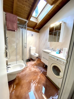 Douche, sèche-cheveux, bidet, serviettes fournies