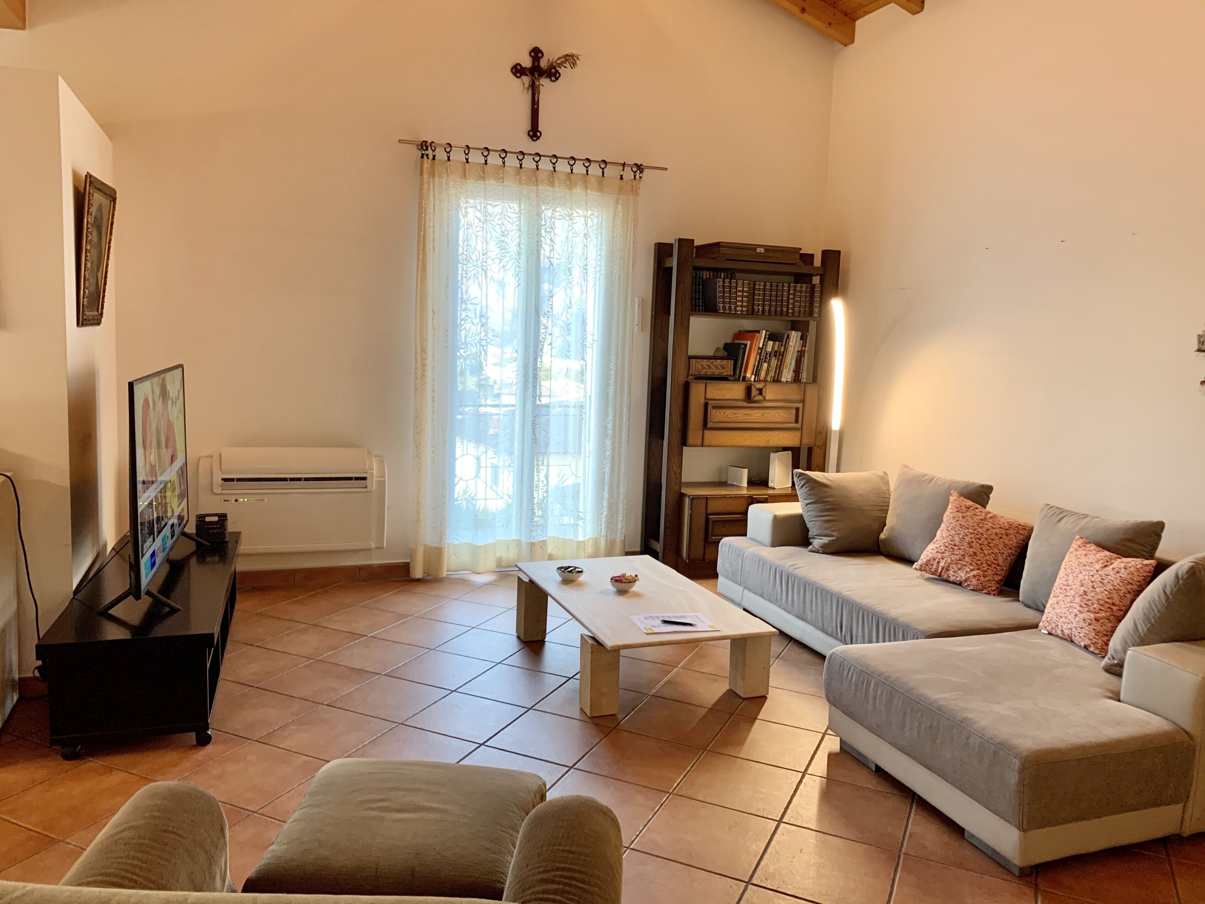 Smart-TV, Kamin, Bücher, Drucker