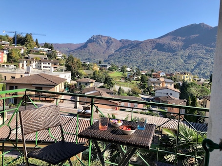 Outdoor dining. Top Ferienwohnung - Ticino Lugano (Comano)