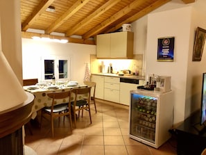 Fridge, microwave, oven, stovetop - Top Ferienwohnung - Ticino Lugano (Comano) (Comano)