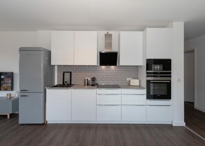 Een koelkast, een magnetron, een oven, een vaatwasser