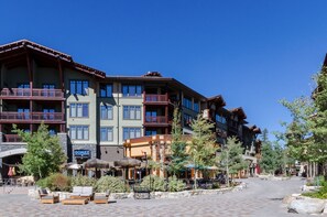 Exterior - Book for Ski! Village Condo in Lincoln House- Mountain Views! Shared Hot Tub! (Mammoth Lakes)