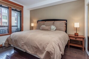 1 slaapkamer, een strijkplank/strijkijzer, gratis wifi, beddengoed