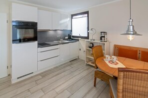 Kühlschrank, Ofen, Geschirrspüler, Wasserkocher mit Kaffee-/Teezubehör