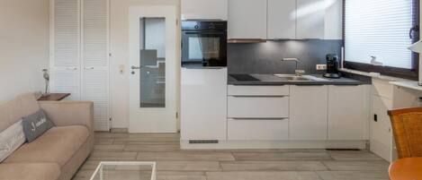 ثلاجة، فرن، غسالة أطباق، ماكينة لصنع القهوة/الشاي