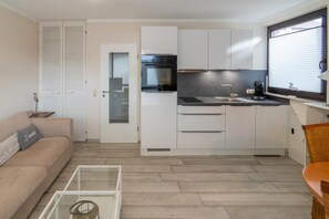 Kühlschrank, Ofen, Geschirrspüler, Wasserkocher mit Kaffee-/Teezubehör