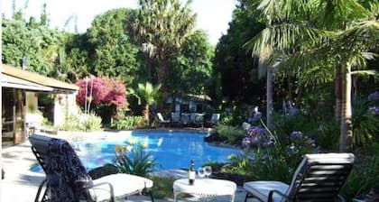 WATERS EDGE BED & BREAKFAST