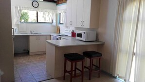 3. Studio Apartment | Private kitchen - WATERS EDGE BED & BREAKFAST (Kaitaia)