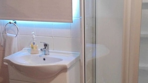 3. Studio Apartment | Bathroom | Shower, rainfall showerhead, free toiletries, hair dryer - WATERS EDGE BED & BREAKFAST (Kaitaia)