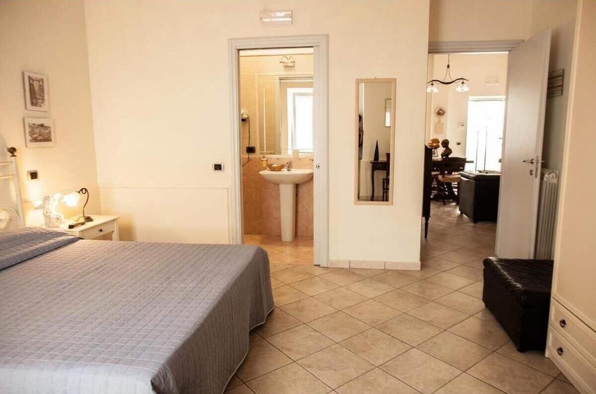 2 Schlafzimmer, Schreibtisch, Bügeleisen/Bügelbrett, Reisekinderbett