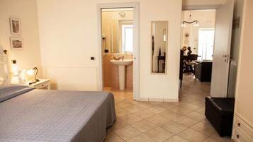 2 Schlafzimmer, Schreibtisch, Bügeleisen/Bügelbrett, Reisekinderbett