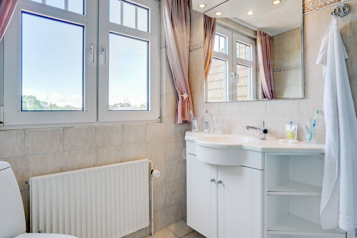 suite, 1 queen bed, sea view | bathroom | shower, hair dryer, towels, soap