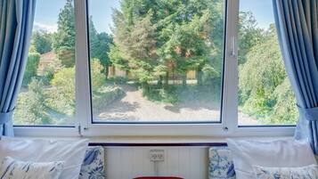 Standard Twin Room, Courtyard View | 1 bedroom, hypo-allergenic bedding, minibar, in-room safe