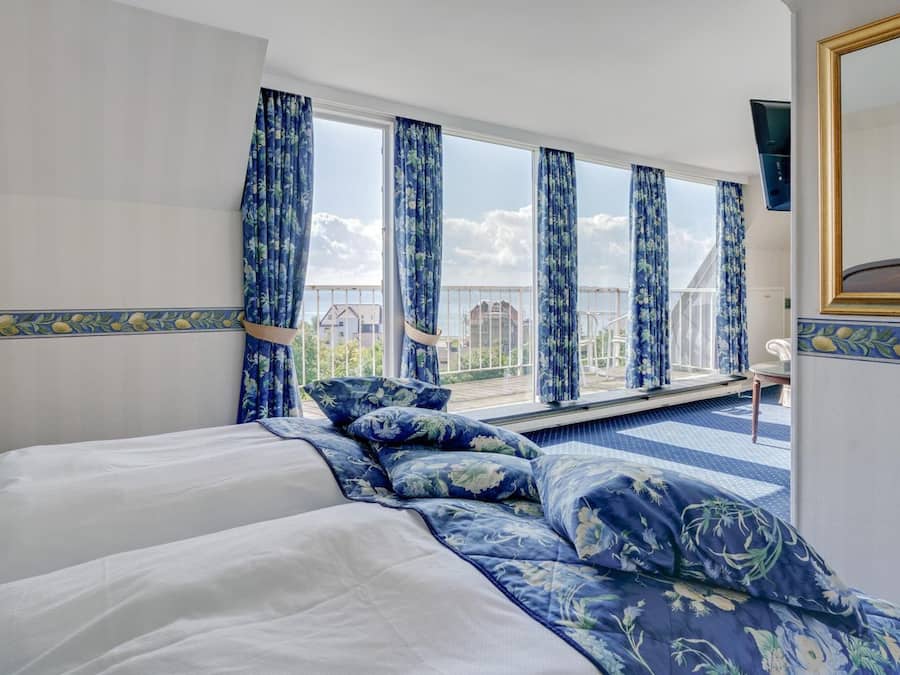 Roupas de cama antialérgicas, frigobar, cofres nos quartos