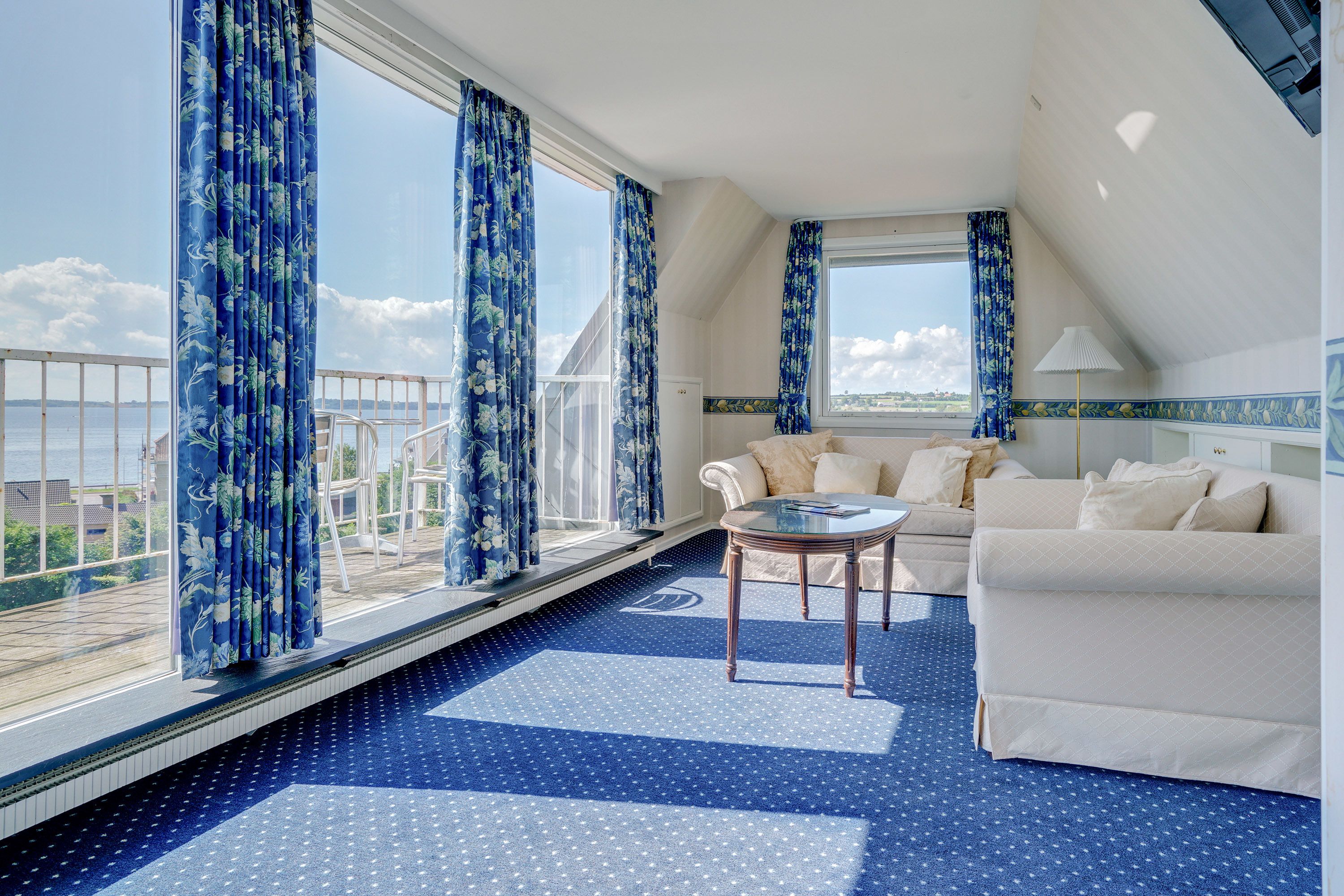 suite, 1 queen bed, sea view | living area | flat-screen tv