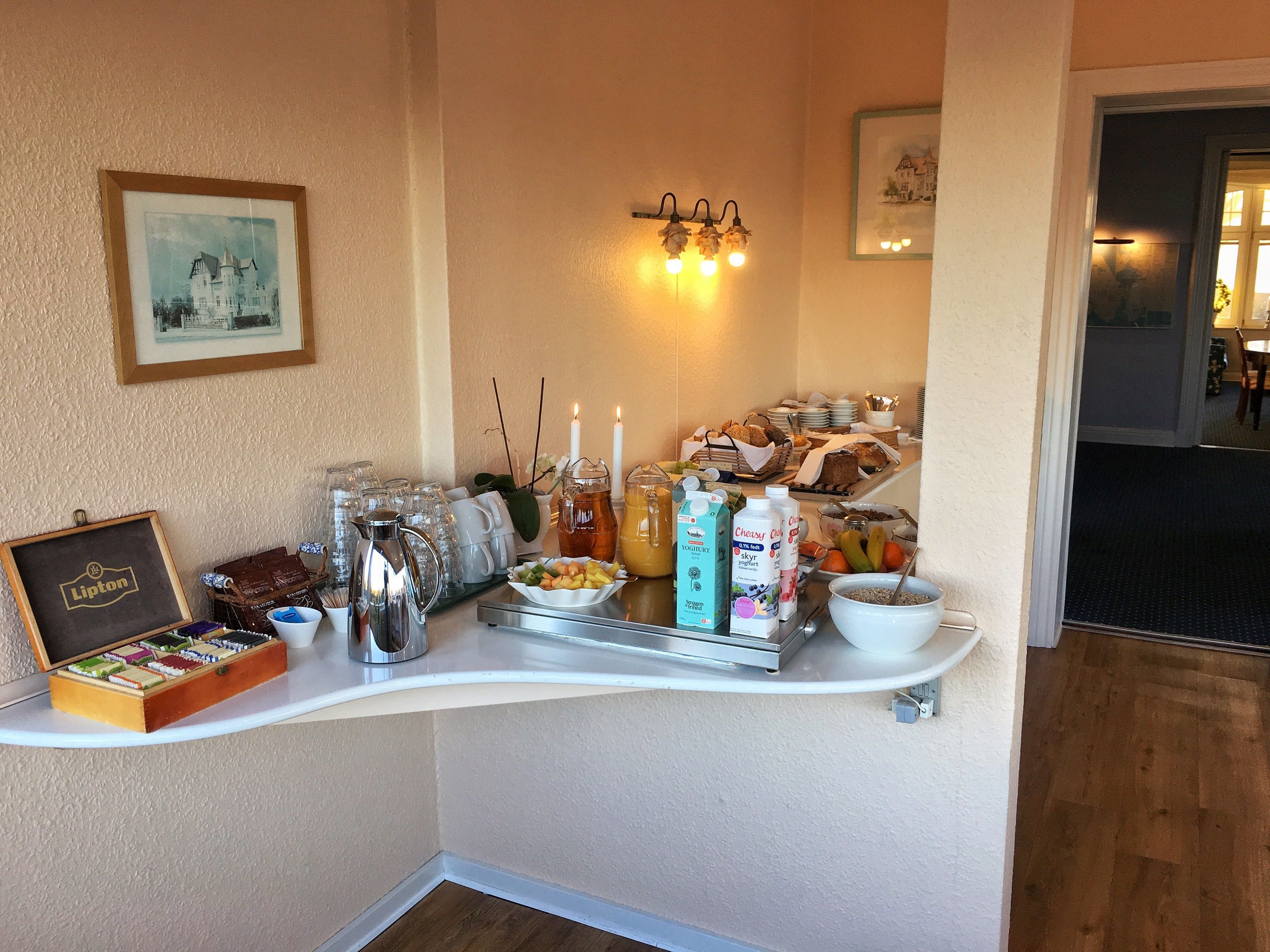 Un bufé de desayuno con diversas opciones de comida y bebidas.