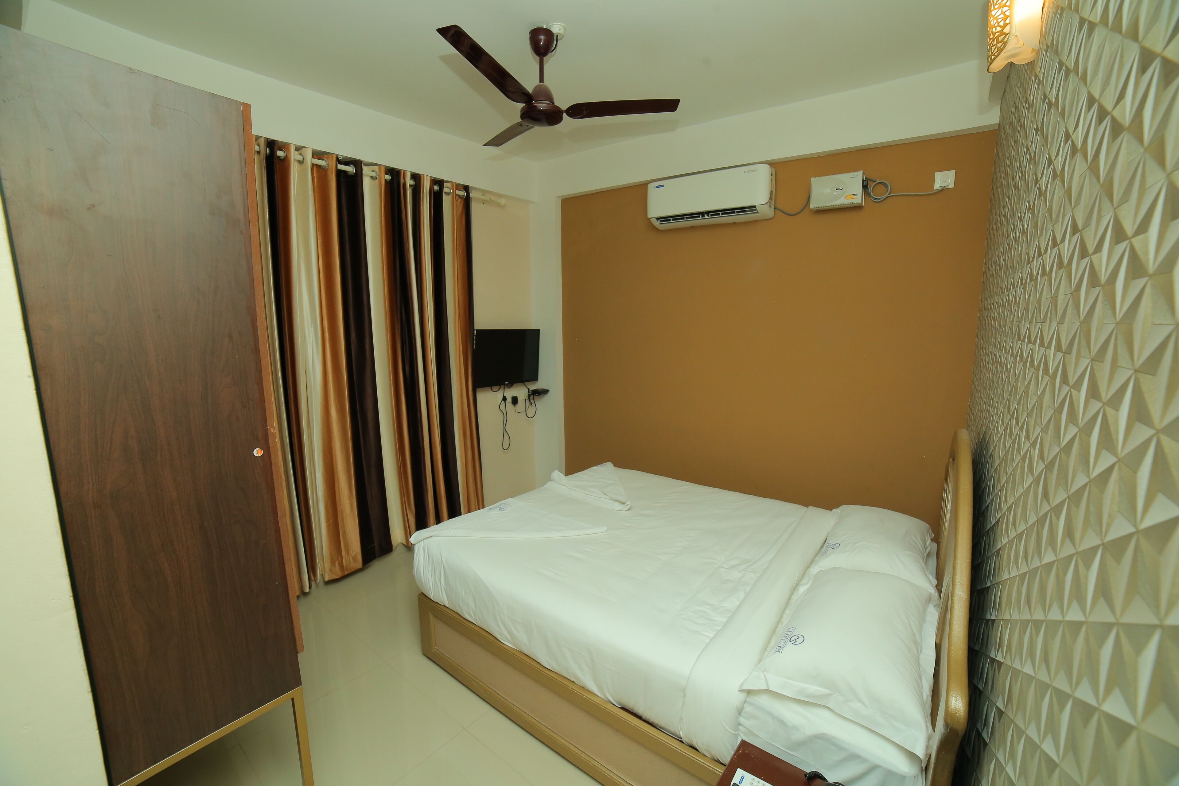 standard double or twin room | individually furnished, rollaway beds