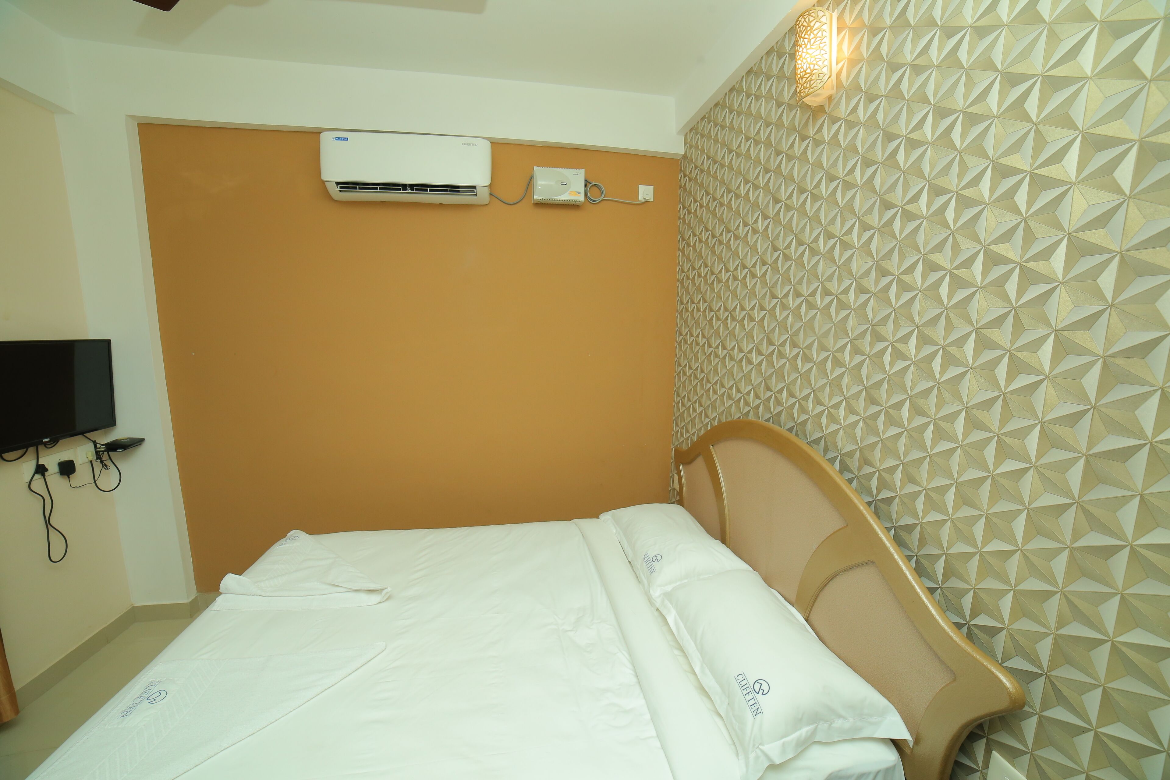 standard double or twin room | individually furnished, rollaway beds