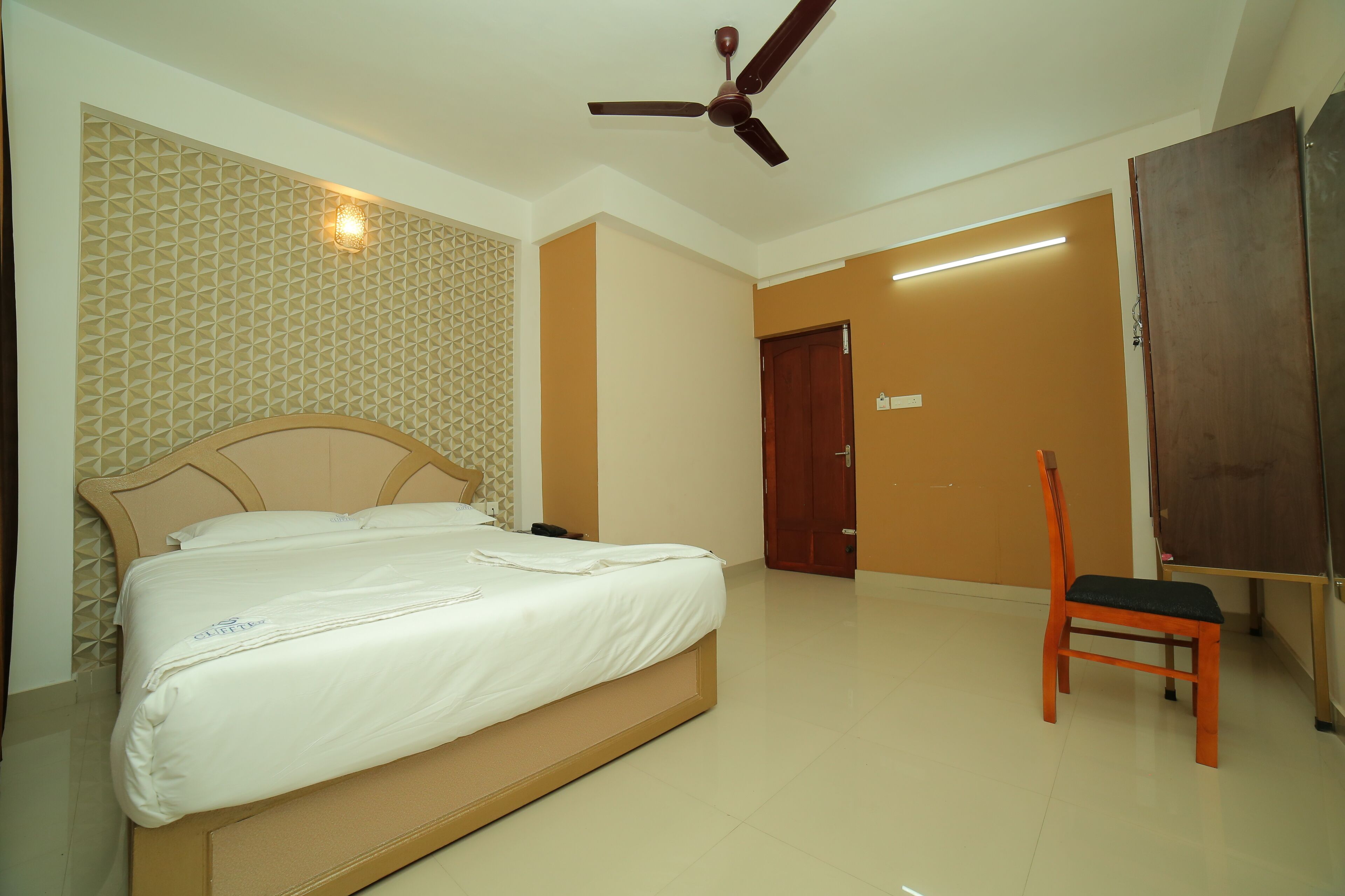 deluxe double room | individually furnished, rollaway beds